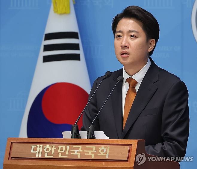 대선 완주 입장 표명하는 개혁신당 이준석 대선 후보 (서울=연합뉴스) 류영석 기자 = 개혁신당 이준석 대선 후보가 22일 서울 여의도 국회 소통관에서 국민의힘 김문수 대선 후보와의 단일화 요구에 대한 입장 발표 기자회견을 하고 있다. 2025.5.22 ondol@yna.co.kr