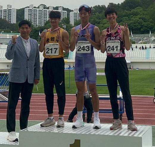 23일 경남 밀양종합운동장에서 열린 제54회 전국종별육상경기선수권대회 남자고등부 110m 허들서 대회신기록을 세우며 우승한 경기모바일과학고 이민혁(왼쪽에서 3번째)이 시상대 위에서 기념사진을 찍고 있다. 사진=경기모바일과학고등학교