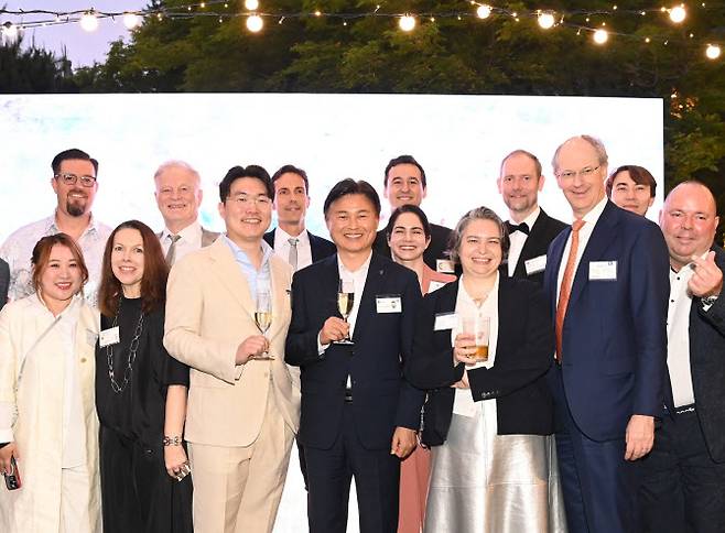 조용익(앞줄 왼쪽서 4번째) 부천시장이 15일 그랜드하얏트서울 호텔에서 주한유럽상공회의소가 주최한 ‘올 유러피언 네트워크 나이트 2025’에 참가해 내빈들과 기념 촬영하고 있다. (사진 = 부천시 제공)