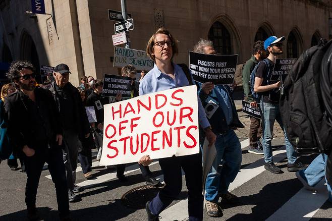 4월 17일(현지시간) 뉴욕시에서 대학과 교육을 지지하는 집회 및 행진이 열렸다. ‘배움의 권리를 위한 집회(Rally for the Right to Learn)’로 명명된 이번 시위에는 학생, 교사, 활동가들이 참여해, 도널드 트럼프 행정부에 대해 외국인 유학생 체포 중단, 대학교 예산 삭감 철회, 그 외 여러 문제들에 대한 대응을 요구하며 행진했다.(사진=게티이미지)