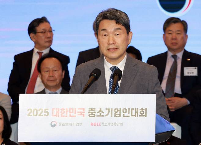 이주호 대통령 권한대행 부총리 겸 교육부 장관이 23일 서울 영등포구 중소기업중앙회에서 열린 2025 대한민국 중소기업인대회에서 격려사를 하고 있다.(사진=대통령실통신사진기자단)