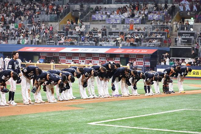 11알 키움 히어로즈와 경기 종료 후 관중을 향해 인사하는 한화 이글스 선수들