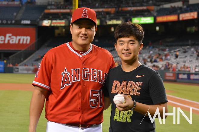 (지난 2016년 LA 에인절스 시절의 최지만과 그의 도움으로 메이저리그 시구를 한 서길원)