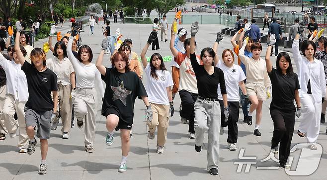 녹색연합 관계자들이 22일 서울 종로구 세종로 광화문광장에서 생물다양성의 날을 맞아 자연의 권리 퍼포먼스 ‘공생2’를 선보이고 있다. 2025.5.22/뉴스1 ⓒ News1 임세영 기자