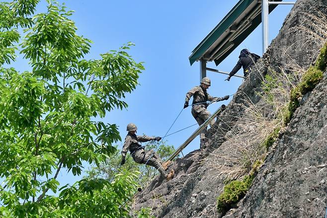 육군보병학교 신임장교들이 유격훈련 중 산악장애물 극복을 위한 후면하강 훈련을 하고 있다.(육군 제공)