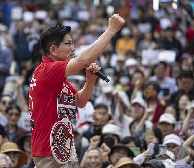 김문수 국민의힘 대통령 후보가 22일 오후 경기 광명시 철산동 철산로데오거리에서 가진 유세에서 시민들에게 지지를 호소하고 있다. (공동취재) 2025.5.22/뉴스1 ⓒ News1 이광호 기자