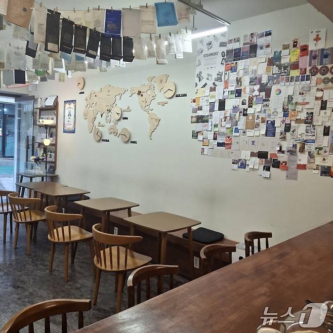 경기 수원시 '바람#' 카페 Not alone 내부. (수원시 제공. 재판매 및 DB 금지) 2025.5.23/뉴스1
