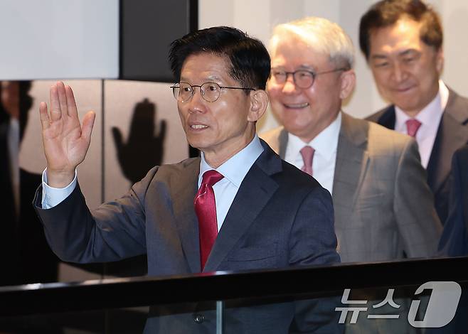 김문수 국민의힘 대통령 후보가 23일 오전 서울 중구 더플라자호텔에서 열린 제3회 국가와 민족을 위한 조찬기도회에 참석하며 지지자들에게 인사하고 있다. 2025.5.23/뉴스1 ⓒ News1 오대일 기자