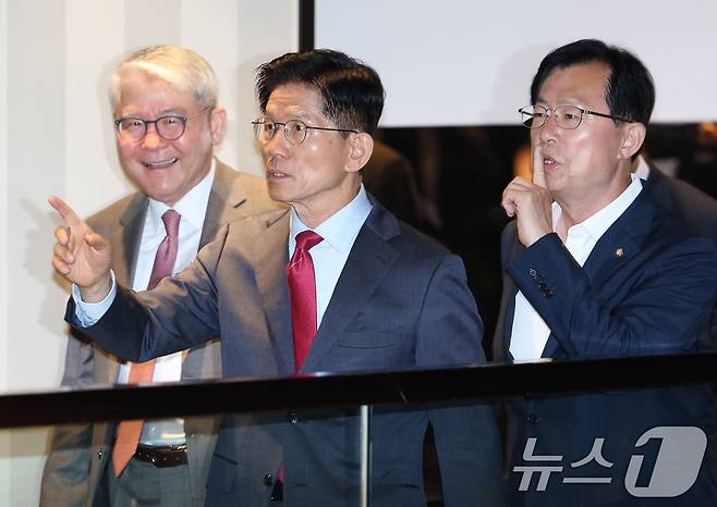 김문수 국민의힘 대통령 후보가 23일 오전 서울 중구 더플라자호텔에서 열린 제3회 국가와 민족을 위한 조찬기도회에 참석하며 자신의 이름을 연호하는 지지자들에게 자제를 요청하고 있다. 2025.5.23/뉴스1 ⓒ News1 오대일 기자