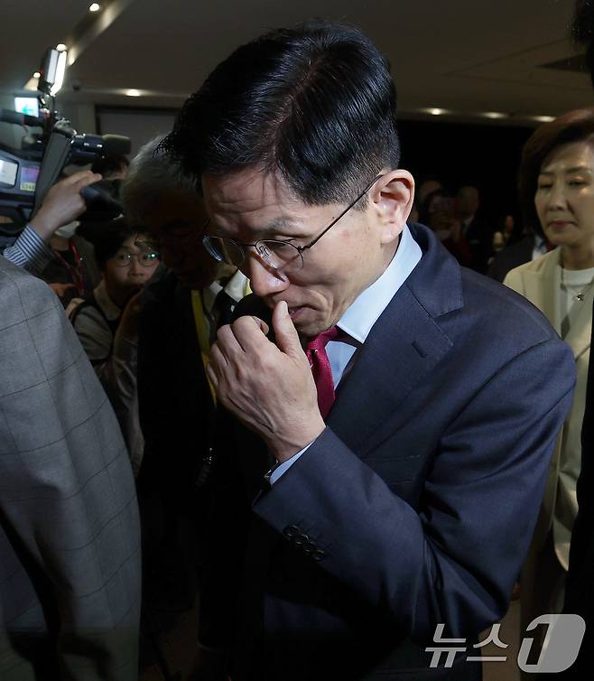 김문수 국민의힘 대통령 후보가 23일 오전 서울 중구 더플라자호텔에서 열린 제3회 국가와 민족을 위한 조찬기도회에 참석하며 생각에 잠겨 있다. 2025.5.23/뉴스1 ⓒ News1 오대일 기자