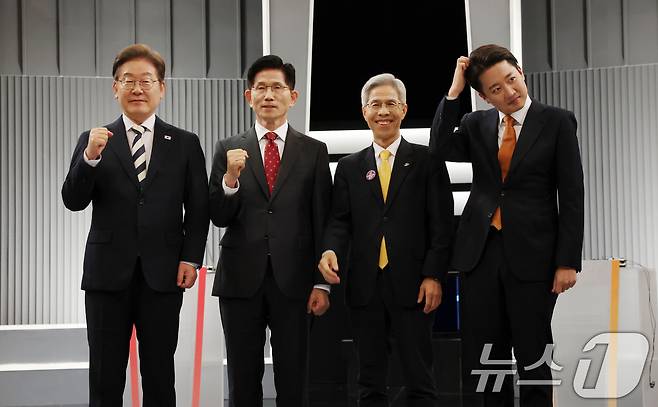 이재명 더불어민주당(왼쪽부터), 김문수 국민의힘, 이준석 개혁신당, 권영국 민주노동당 대통령 후보가 23일 서울 영등포구 KBS본관 스튜디오에서 중앙선거방송토론위원회 주관 제21대 대통령선거 2차 후보자 토론회 시작에 앞서 기념 촬영을 하기 위해 자리하고 있다. 2025.5.23/뉴스1 ⓒ News1 국회사진기자단