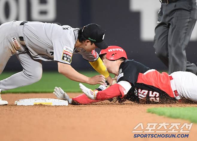21일 수원 KT위즈파크에서 열린 KIA-KT전. 9회초 1사 이우성이 대타로 나와 안타를 쳤지만 2루에서 김상수에게 태그아웃되고 있다. 수원=정재근 기자 cjg@sportschosun.com/2025.5.21/