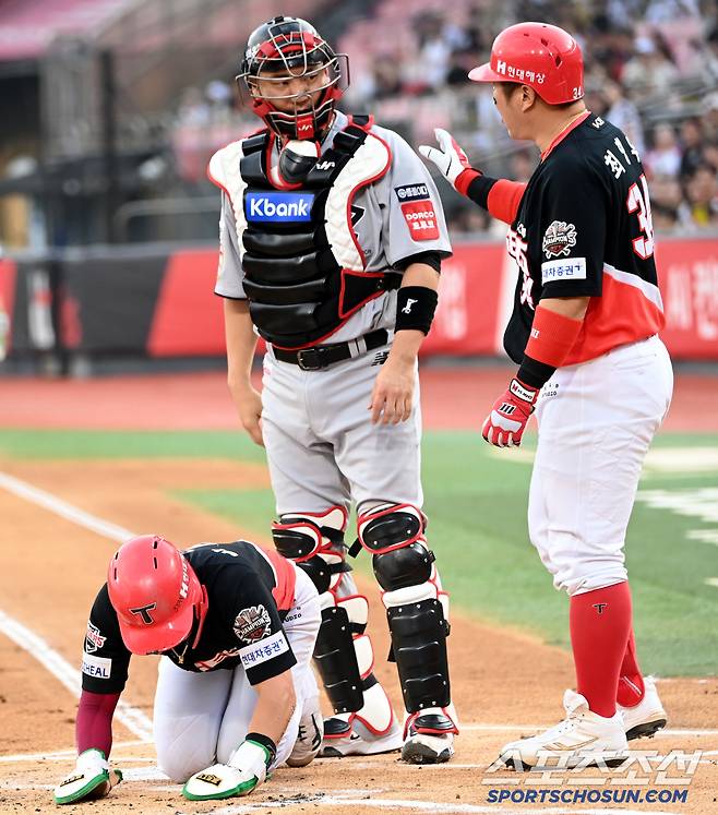 고통을 이겨내려는 박찬호와 장성우의 부상을 걱정하는 최형우