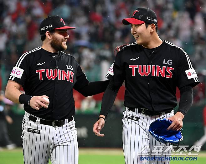 23일 인천SSG랜더스필드에서 열린 LG와 SSG의 경기, 7회말 투구를 마친 LG 손주영이 오스틴과 이야기를 나누며 더그아웃으로 향하고 있다. 인천=허상욱 기자wook@sportschosun.com/2025.05.23/