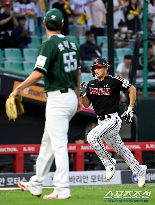 23일 인천SSG랜더스필드에서 열린 LG와 SSG의 경기, 3회초 1사 3루 LG 김현수의 희생플라이때 3루주자 이영빈이 홈으로 파고들고 있다. 인천=허상욱 기자wook@sportschosun.com/2025.05.23/