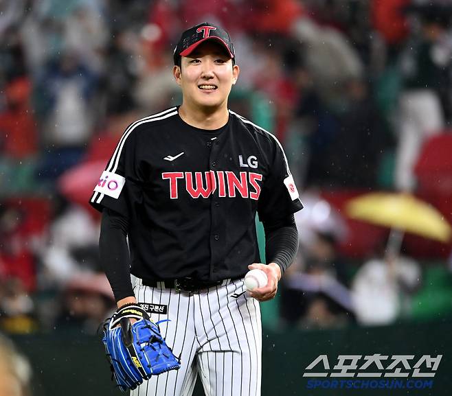 23일 인천SSG랜더스필드에서 열린 LG와 SSG의 경기, 7회말 투구를 마친 LG 손주영이 미소를 지으며 더그아웃으로 향하고 있다. 인천=허상욱 기자wook@sportschosun.com/2025.05.23/