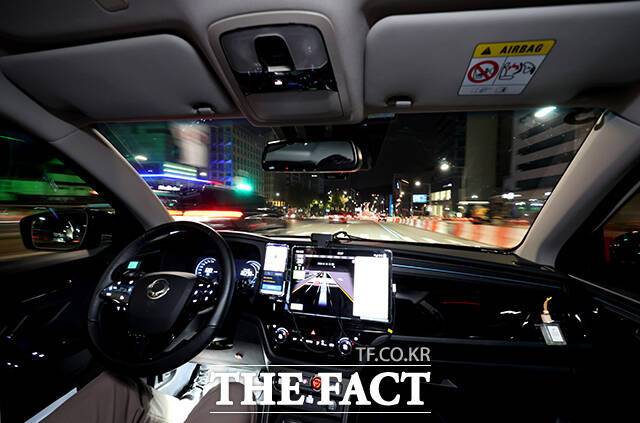 산업통상자원부 국가기술표준원은 23일 서울 엘타워 오르체홀에서 '2025년 제1회 신기술(NET) 및 신제품(NEP) 인증서 수여식'을 열고 혁신적인 17개 신기술과 7개 신제품에 대해 인증서를 수여했다. 사진은 자율주행 택시 시범운행 모습. /더팩트 DB