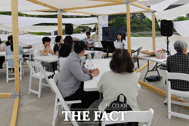 2025 문화 다양성 주간 행사가 23일 오후 서울 용산구 국립중앙박물관 거울못 일원에서 열린 가운데 시민들이 문화 다양성 체험 프로그램에 참여하고 있다. /한국문화예술교육진흥원