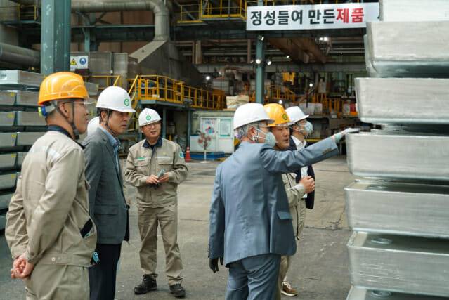 ㈜영풍 사외이사들이 봉화군 석포제련소 주조공장에서 아연괴 제품을 살펴보고 있다. (사진=영풍)