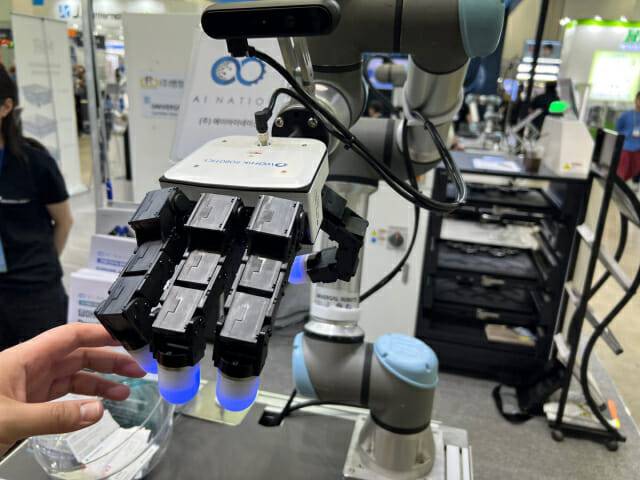 에이아이네이션이 유니버설로봇 협동로봇과 원익로보틱스 로봇 손을 활용해 구현한 데모 (사진=지디넷코리아 신영빈 기자)
