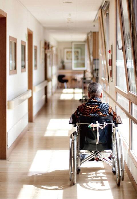 오랜 간병에 지치고 생활고가 겹친 보호자가 환자를 숨지게 하고 자신도 극단적 선택을 하는 ‘간병 살인’도 심심찮게 보고된다. 박 교수는 “환자와 그 가족의 사회적 고립에 대해 우리 사회의 관심은 아직 여력이 미치지 못하고 있다”고 말했다.