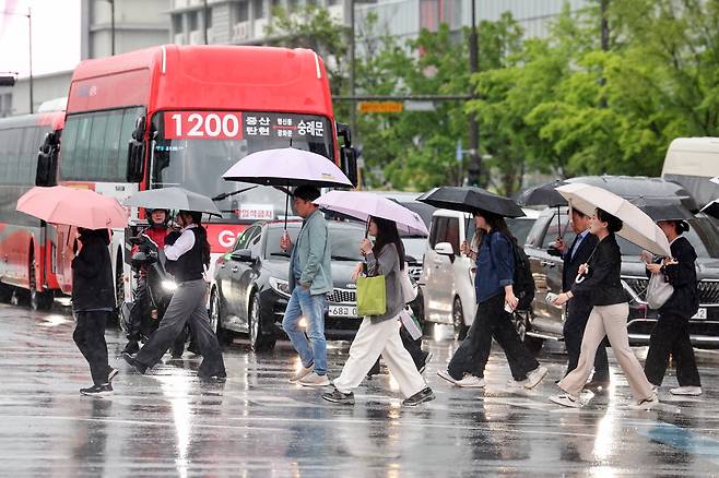우산을 쓴 시민들이 퇴근길 발걸음을 재촉하고 있다./뉴스1