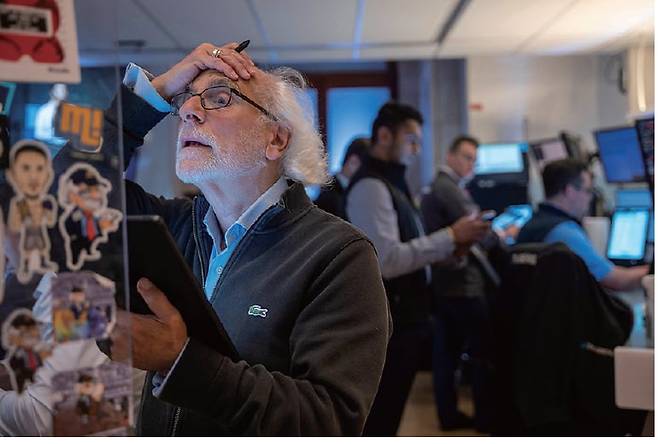 뉴욕증권거래소(NYSE)에서 한 트레이더가 실망감을 나타내고 있다. /연합뉴스