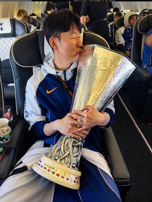 유로파리그 우승 메달을 목에 건 손흥민이 트로피에 입맞춤을 하고 있다. ⓒ 토트넘 SNS