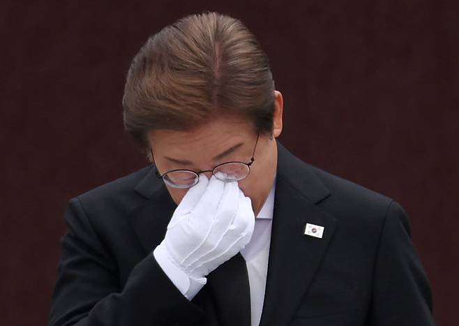 이재명 더불어민주당 대통령 후보가 고 노무현 전 대통령 서거 16주기인 23일 경남 김해시 진영읍 봉하마을을 찾아 노 전 대통령 묘역 참배를 마친 뒤 눈시울을 붉히고 있다. 뉴스1