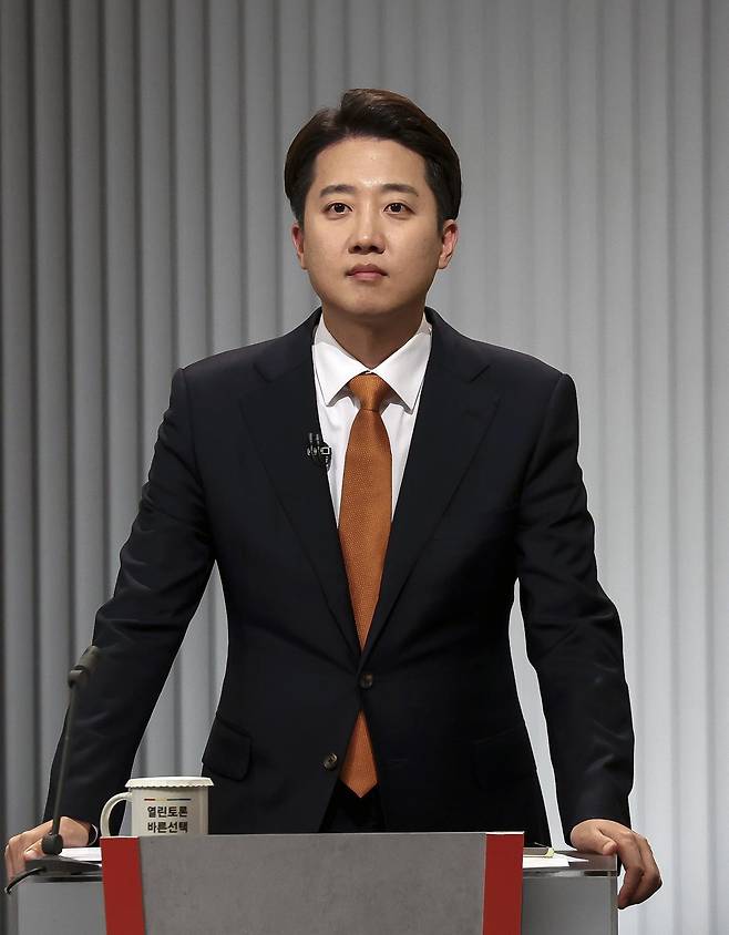 이준석 개혁신당 대선후보가 23일 서울 영등포구 KBS본관 스튜디오에서 열린 중앙선거방송토론위원회 주관 제21대 대통령선거 2차 후보자 토론회 준비를 하고 있다. 2025.05.23. 국회사진기자단