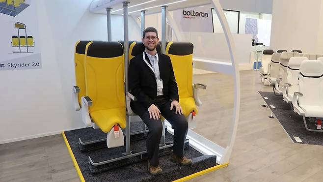 이탈리아 제조업체 아비오인테리어스가 개발한 비행기 입석 좌석. 사진=엑스(Dretloh)