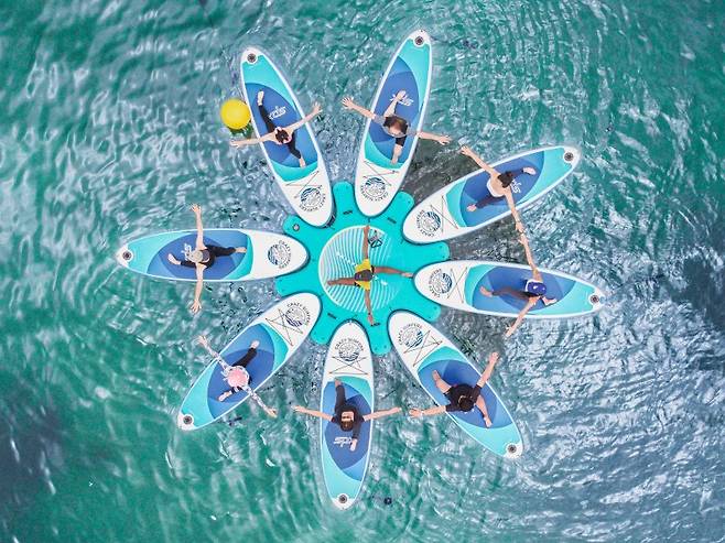 부산 광안리 '크레이지 서퍼스'에선 SUP 요가를 배워볼 수 있다. 한국관광공사 제공