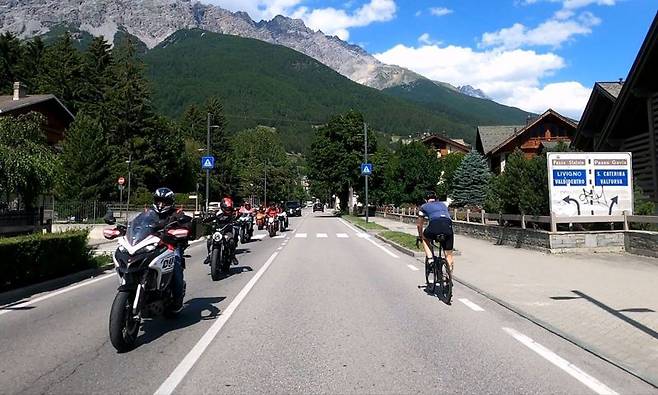 스텔비오 패스를 즐기러 온 라이더들. 사진=김태원(tan)