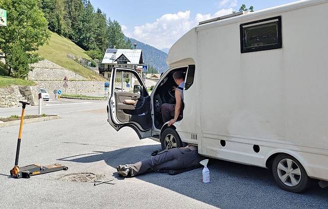 미캐닉 두 분이 오랫동안 차를 정비해 준다. 사진=김태원(tan)