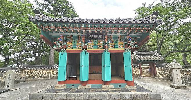 이순신 장군을 기리는 사당인 남해충렬사. 1598년 11월19일 노량해전에서 전사한 이순신 장군의 주검이 입관되어 처음 안치됐던 곳에 세운 것이다.