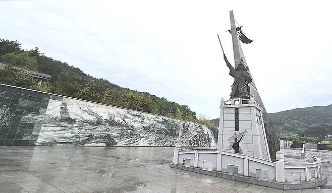 이순신 바다공원 광장에 있는 상징조형물. 판옥선 위에서 힘차게 지휘하는 이순신 장군의 역동적인 모습과 뒤를 따르는 수군의 모습을 담고 있다.