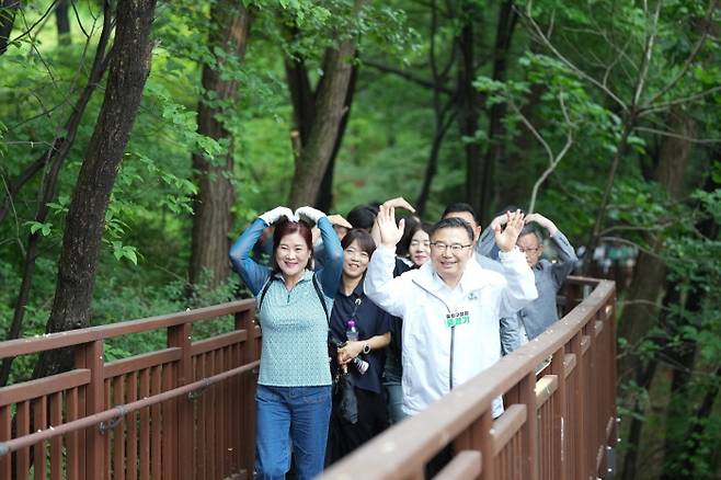 지난 20일 망우동행길 준공식에 참석한 류경기 중랑구청장과 관계자들의 모습. 중랑구 제공