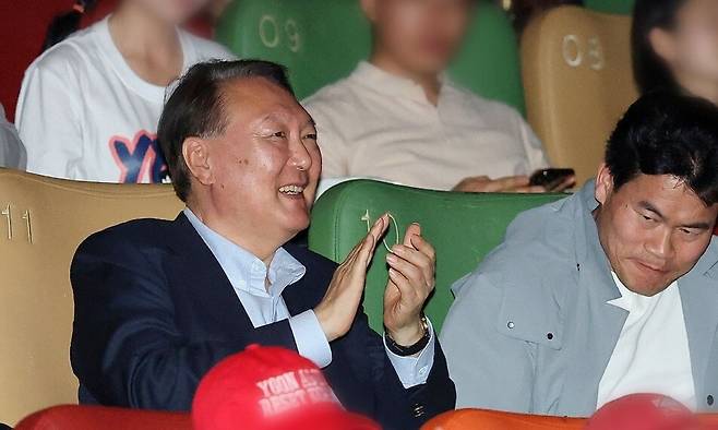 윤석열 전 대통령이 21일 서울 메가박스 동대문에서 영화 관람을 마친 뒤 박수를 치고 있다. 공동취재사진