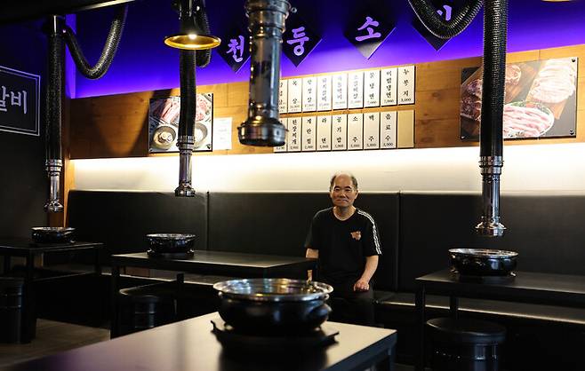충북 청주시에서 삼겹살집을 운영하는 임문철씨가 저녁 시간인데도 텅 비어 있는 가게에 앉아 있다. 청주=이종근 선임기자 root2@hani.co.kr