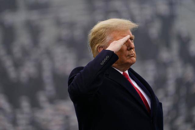 도널드 트럼프 미국 대통령이 집권 1기 당시인 2020년 12월 12일 뉴욕주 웨스트포인트의 미 육군사관학교 캠퍼스 내 경기장 미치스타디움에서 제121회 육군·해군 미식축구 경기가 열리기 전 거수 경례를 하고 있다. AP 연합뉴스 자료사진