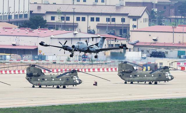 미국 월스트리트저널이 미 정부가 주한미군 감축을 검토하고 있다고 보도한 23일 경기 평택시 주한미군 기지 캠프 험프리스에서 RC-12X 가드레일 정찰기가 이륙하고 있다. 연합뉴스