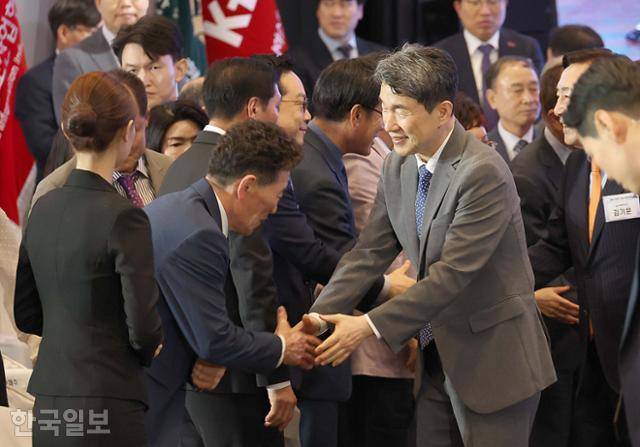 이주호 대통령 권한대행 부총리(오른쪽)가 23일 서울 여의도 중소기업중앙회에서 열린 2025 대한민국 중소기업인대회에 참석해 인사하고 있다. 왕태석 선임기자