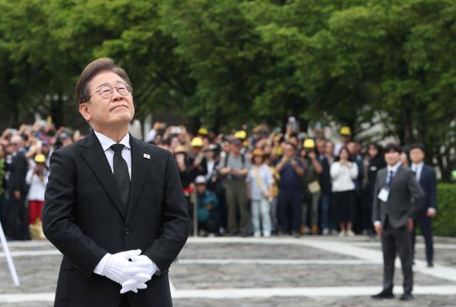 고(故) 노무현 전 대통령 서거 16주기인 23일 경남 김해시 봉하마을을 찾은 이재명 더불어민주당 대선 후보가 노 전 대통령 묘역을 참배하고 있다. 김해=고영권 기자