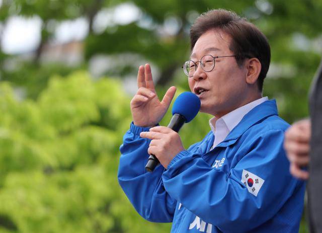 이재명 더불어민주당 대선 후보가 16일 전북 군산시 구시청광장에서 열린 집중유세에 참석해 유권자들에게 지지를 호소하고 있다. 군산=고영권 기자