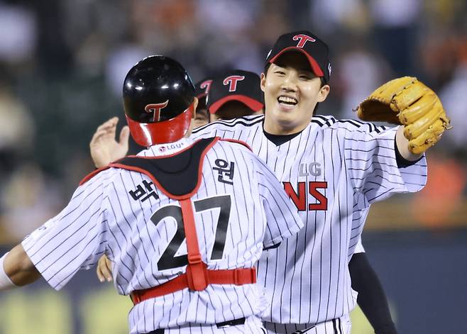 LG 임찬규(왼쪽)가 3월 26일 잠실 한화전에서 개인 첫 완봉승을 거둔 뒤 포수 박동원과 포옹하고 있다. 구단 제공