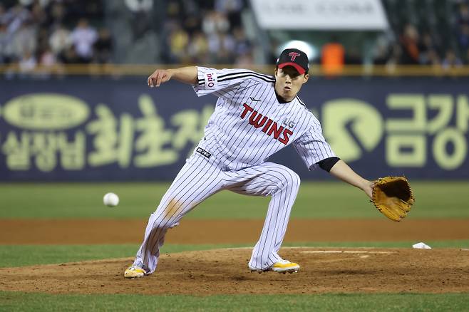 LG 임찬규가 3월 26일 잠실 한화전 플로리얼의 땅볼 타구를 잡아내고 있다. 구단 제공
