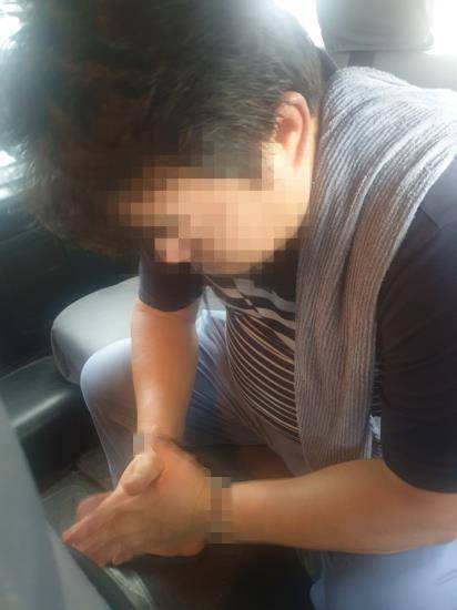 2012년 필리핀에 콜센터를 개설해 '김미영 팀장'을 사칭하며 수백억 원을 가로챈 혐의(사기 등)로 1세대 보이스피싱 조직 총책 박모 씨가 경찰에 체포된 모습. 사진 경찰청