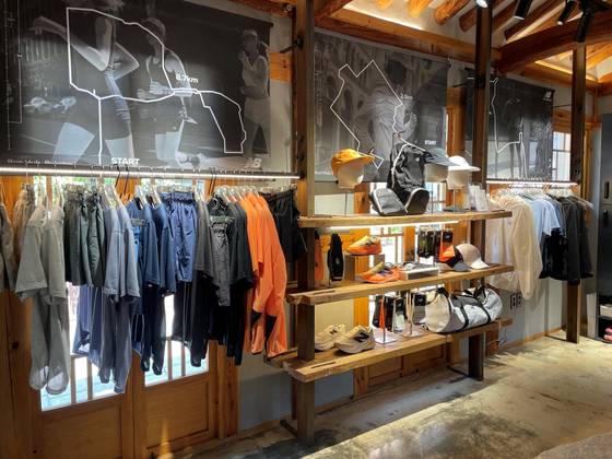 러닝화와 러닝 의류 대여 서비스를 제공하는 서울 북촌 '뉴발란스 런허브'점. 이랜드뉴발란스