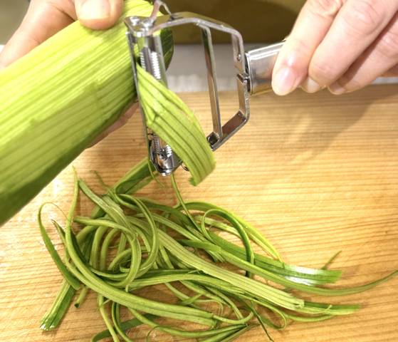 애호박을 필러를 활용해 채썰면 파스타 면 대신 활용할 수 있다. 사진 이정웅