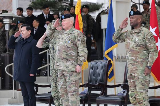 지난해 12월 20일 경기도 평택시 캠프 험프리스에서 열린 유엔사ㆍ연합사ㆍ주한미군사 사령관 이ㆍ취임식에서 김선호 국방부 장관 직무대행, 새뮤얼 퍼파로 미 인도태평양사령관, 폴 러캐머라 이임 사령관, 제이비어 브런슨 신임 사령관(왼쪽부터)이 거수경례를 하고 있다. 사진 국방부 공동취재단